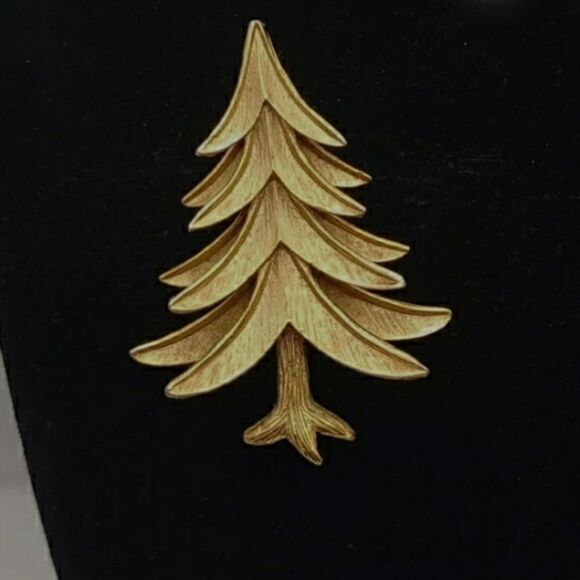 Trifari Crown 1950s Gold Brooch - Picture 1 of 4